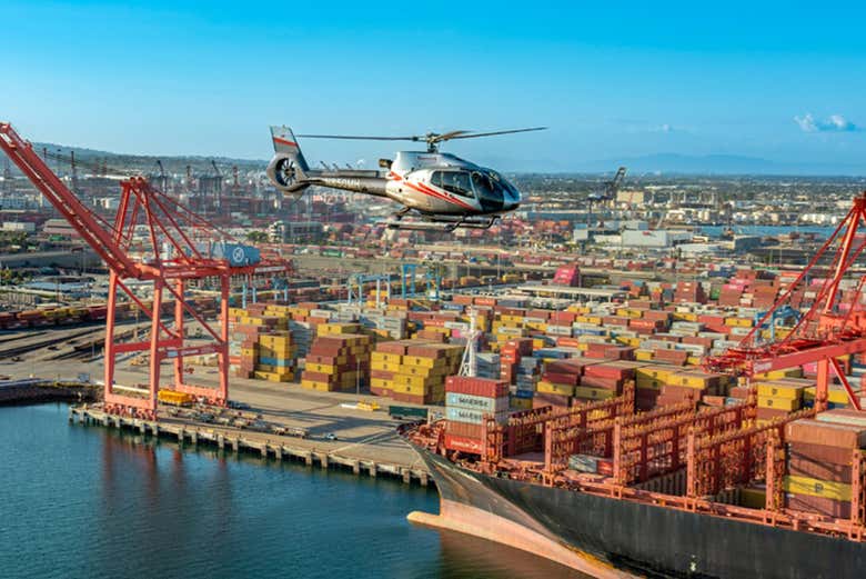 Solcando i cieli sul porto di Long Beach